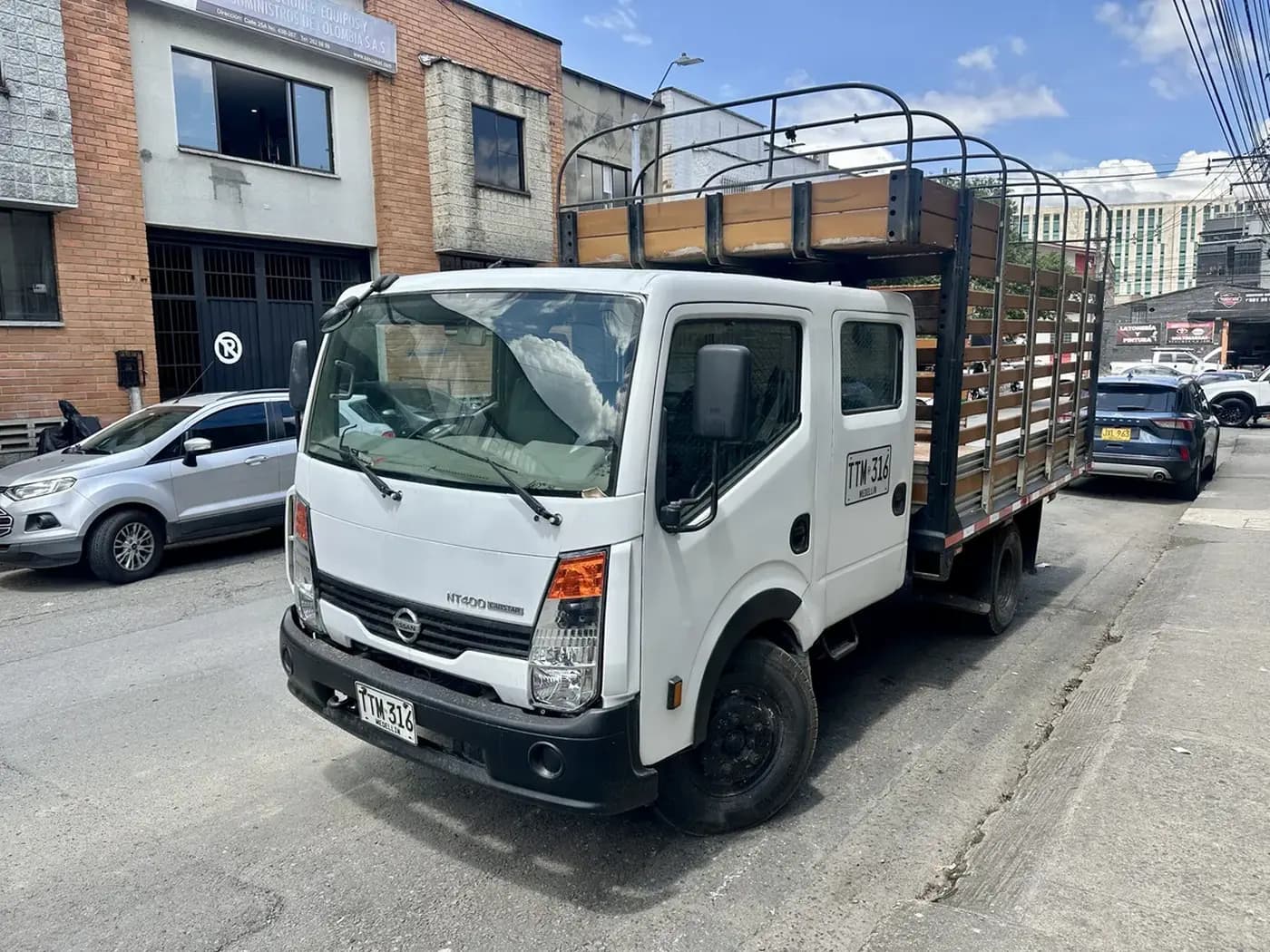 Moving truck for apartment moves in Medellín